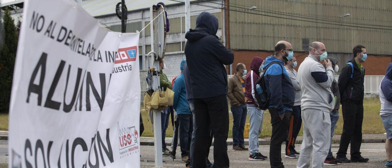 Trabajadores de Alu Ibérica en una pasada concentración delante de la fábrica.