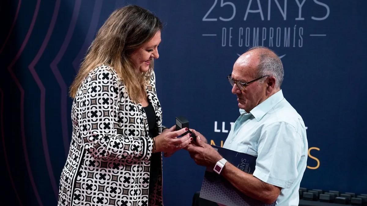 Imagen de la entrega de insignias de plata en el Palau Blaugrana
