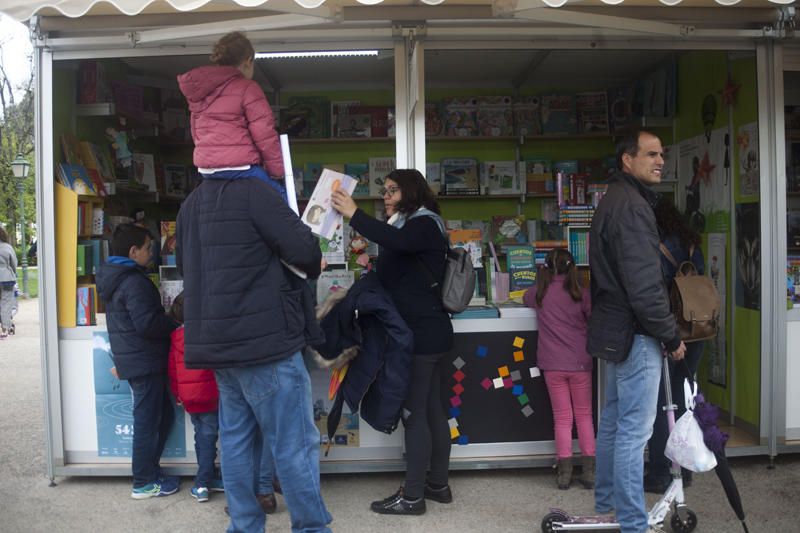 Ambiente en la Feria del Libro de València