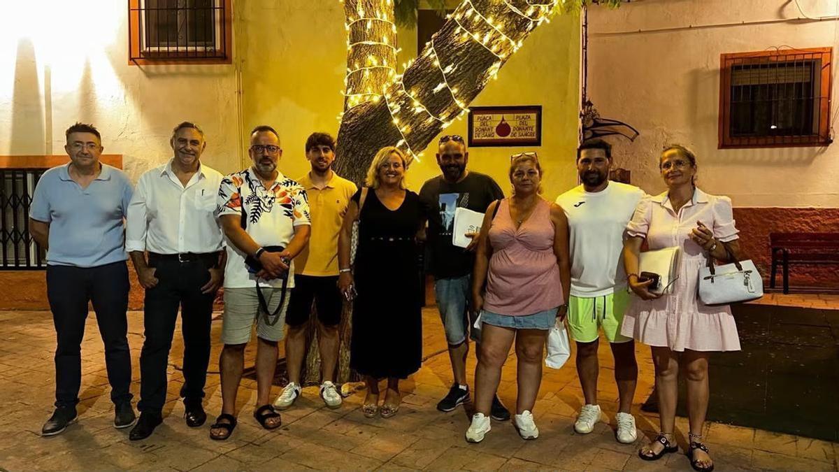 La alcaldesa, varios concejales y representantes de los trabajadores, tras alcanzarse esta madrugada el acuerdo y desconvocarse la huelga