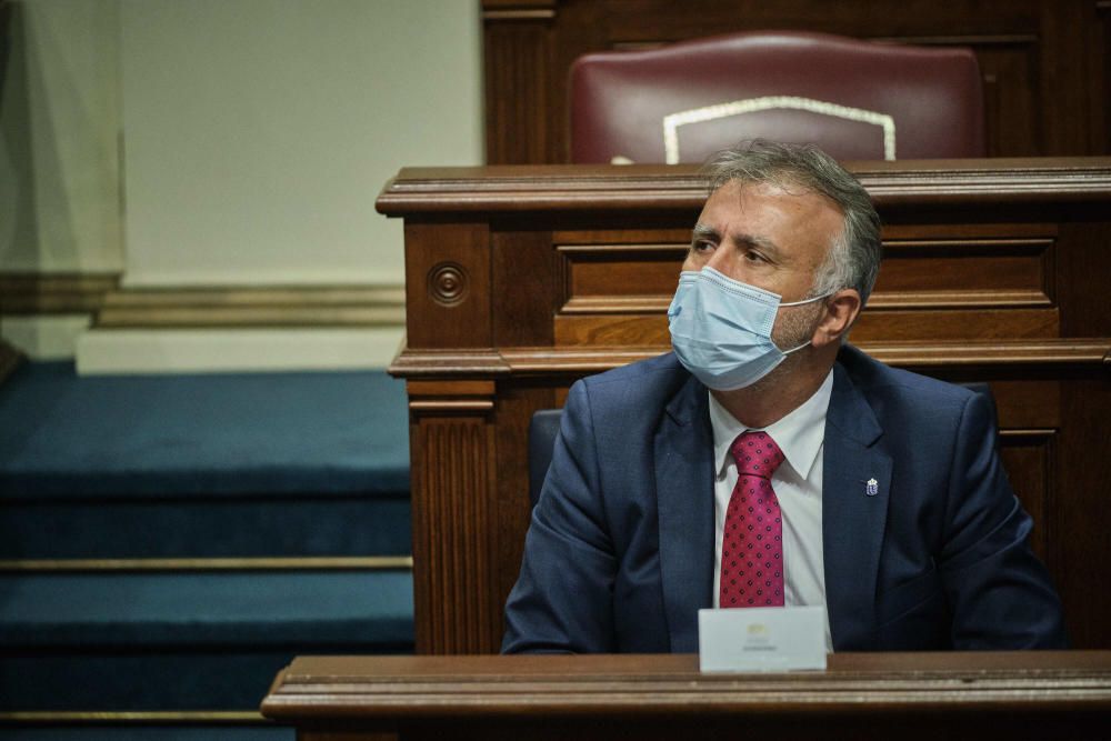 Pleno en el Parlamento de Canarias