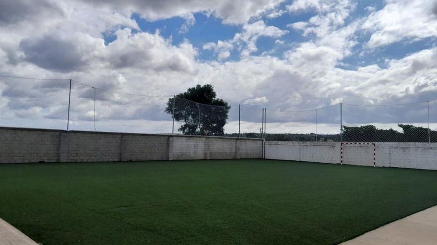 Cort instala 60 metros de red en el campo de fútbol de entrenamiento de Sant Jordi