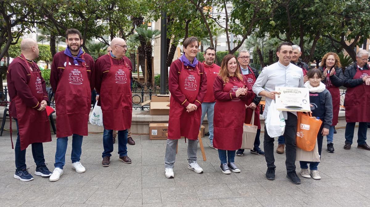 El cocinero de El Mas d'Anna al reciibr el premio.