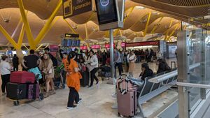 Los madrileños se preparan para el éxodo pese a los inconvenientes del gran apagón