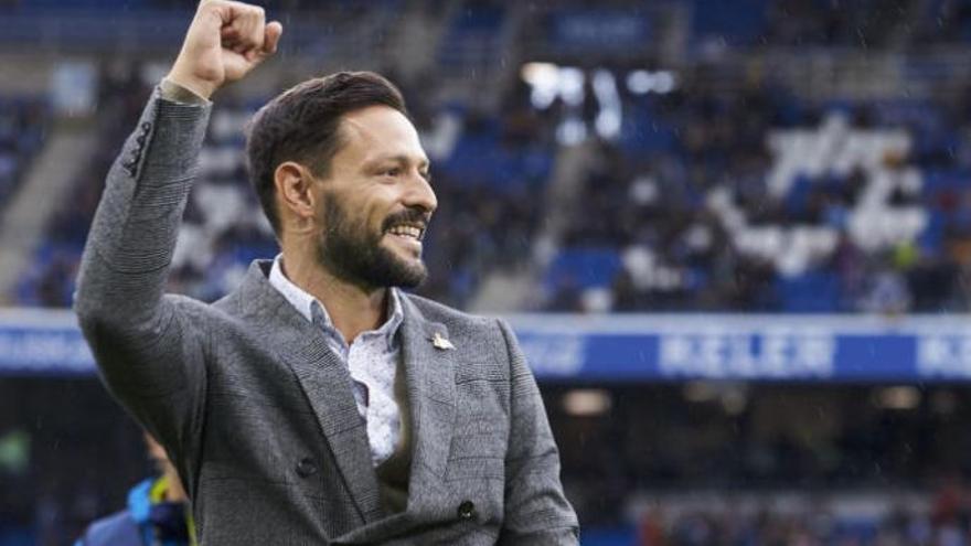 Alberto de la Bella, tras recibir la insignia de Oro y Brillantes, en el estadio Reale Arena.