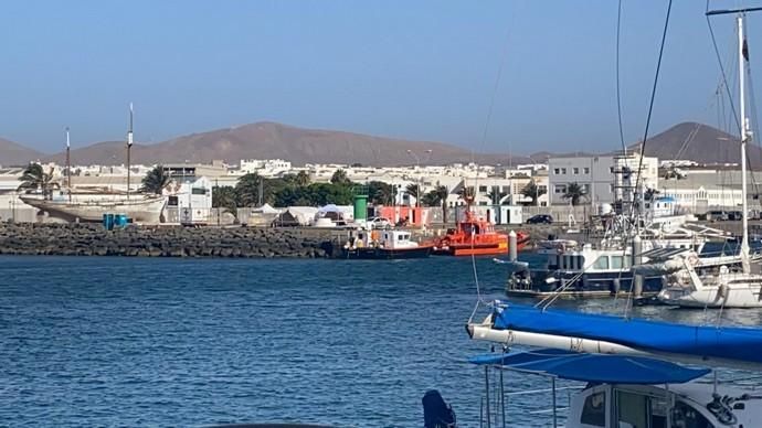 Cruz Roja habilita carpas en el puerto de Arrecife para cobijar a migrantes