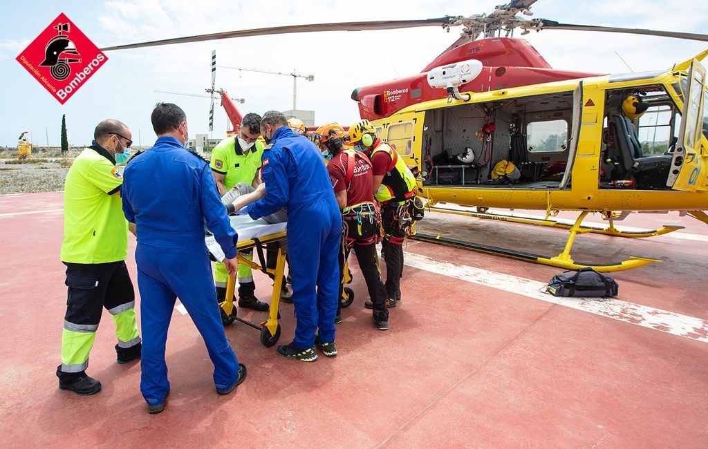 Un senderista de 75 años cae por una ladera de diez metros en la Serra de Bèrnia