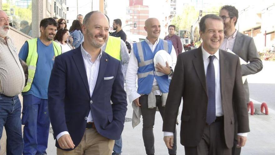 David Regades y Abel Caballero, en una visita a unas obras en Vigo. // FdV