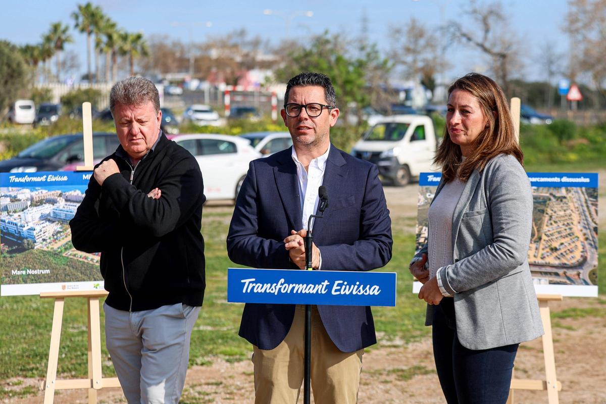 el alcalde de la ciudad, Rafael Triguero; la tercera teniente de alcalde y concejala de Obras y Vías Públicas, Blanca Hernández; y el coordinador de turismo del Govern de las Islas Baleares, Paco Ferrer