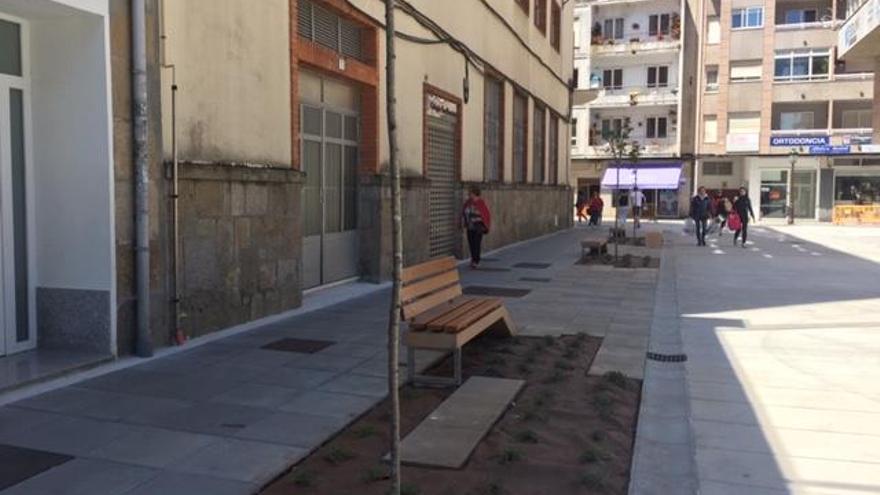 &quot;Con los pies en las plantas&quot;, el nuevo mobiliario urbano de Vilagarcía