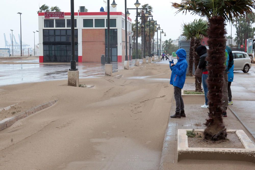 El temporal ''entierra'' en arena el paseo marítimo de València