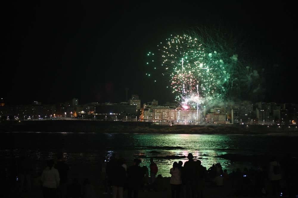 Más de 5.000 disparos recrearon el asalto a la ciudad de las tropas inglesas de Francis Drake en una nueva edición de la Batalla Naval amenazada por el mal tiempo y que congregó a menos público.