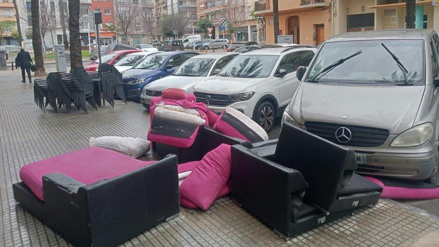 Trastos abandonados en las inmediaciones de la plaza de Espanya de Gandia.