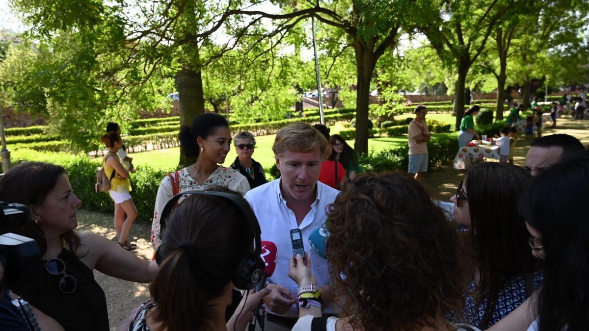 El alcalde, este jueves, en el parque de la Legión, con los medios de comunicación.