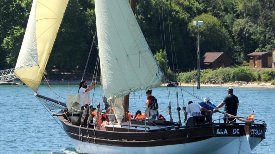 El galeón Cortegada vuelve a surcar el mar entre Carril e Illas Atlánticas