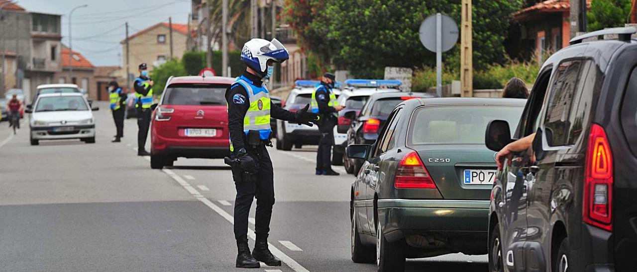 Agentes de la Policía Local realizan un control de movilidad en Cambados.  | // IÑAKI ABELLA