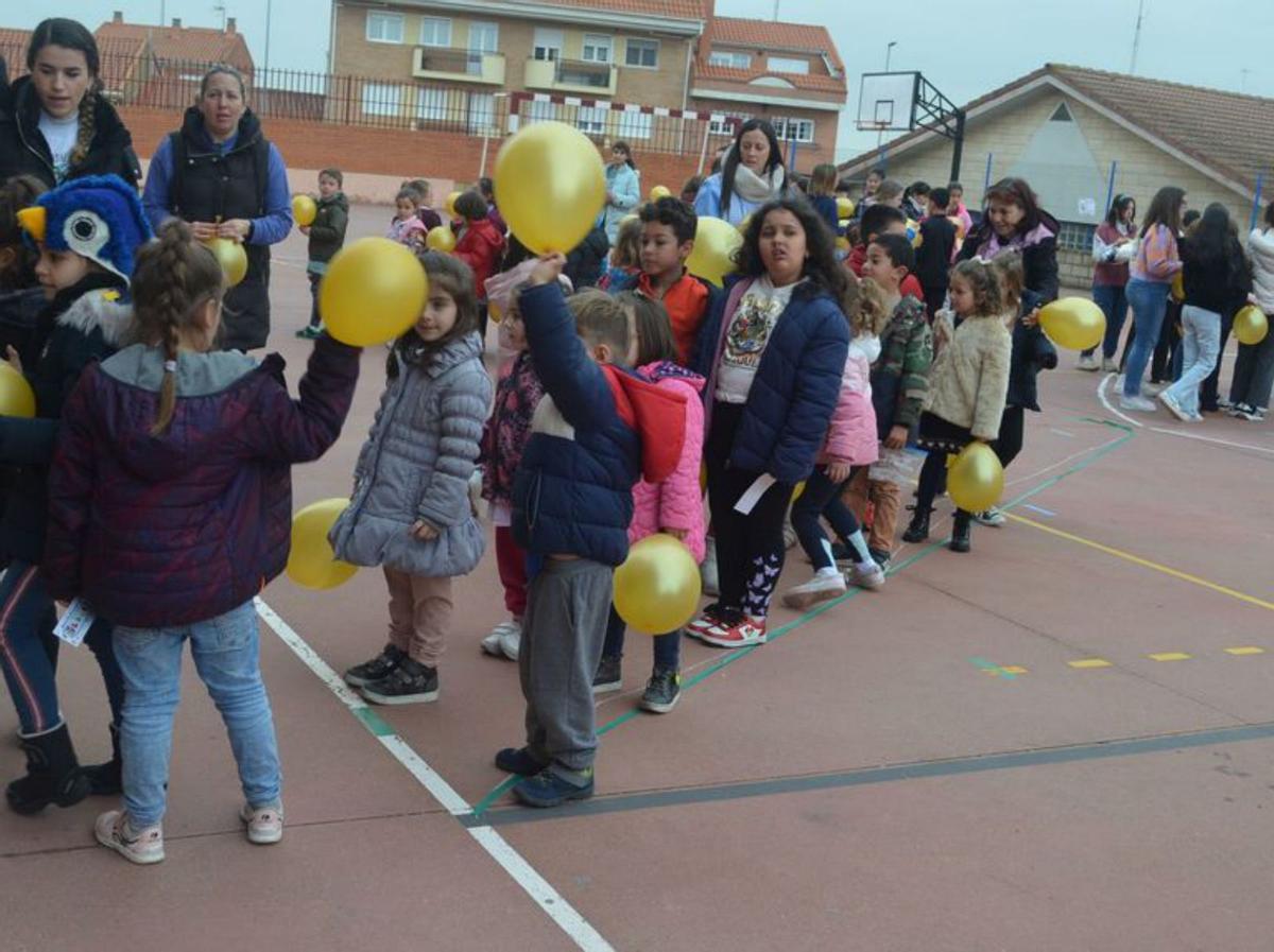 Los niños de Buenos Aires preparados para el acto. | E. P.