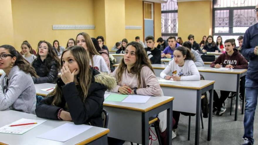 Un grupo de alumnos que ha participado en la competición matemática que se ha desarrollado este jueves en el Campus de Alcoy.