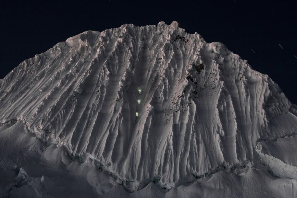 Alpinistes ascendint de nit la Ruta directa francesa al Alpamayo, possiblement la muntanya més bella del planeta