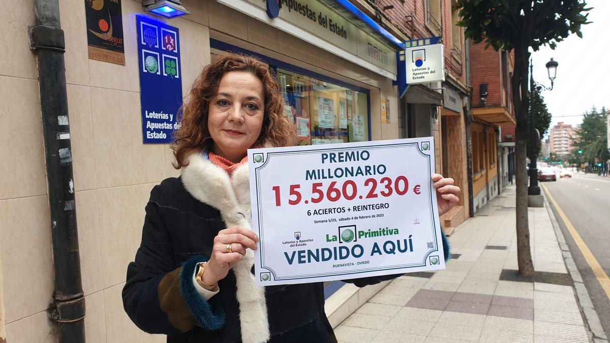 Inés Garzo posando con el cartel del premio multimillonario esta mañana en Fuertes Acevedo.