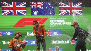 SHANGHAI (China), 23/03/2025.- Winner McLaren driver Oscar Piastri (C) of Australia, second placed McLaren driver Lando Norris (L) of Britain and third placed Mercedes driver George Russell (R) of Britain celebrate with champagne on the podium for the 2025 Formula 1 Chinese Grand Prix at the Shanghai International Circuit in Shanghai, China, 23 March 2025. (Fórmula Uno, Reino Unido) EFE/EPA/ALEX PLAVEVSKI. gp china 2025. circuito internacional