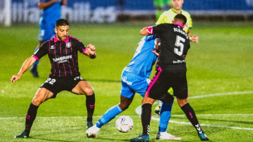 Una jugada de los blanquiazules durante el encuentro contra el Fuenlabrada.