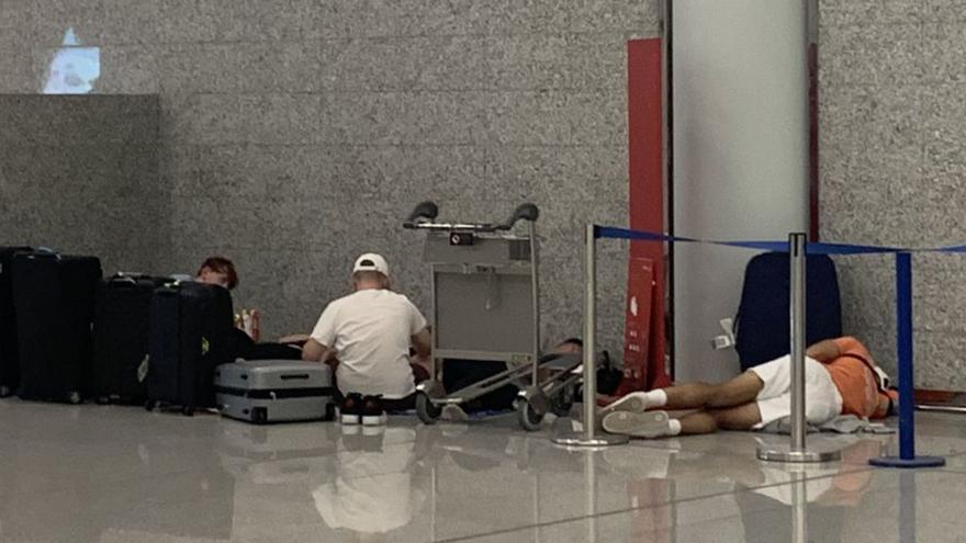 Turistas británicos duermen en el aeropuerto de Palma por la anulación de su vuelo