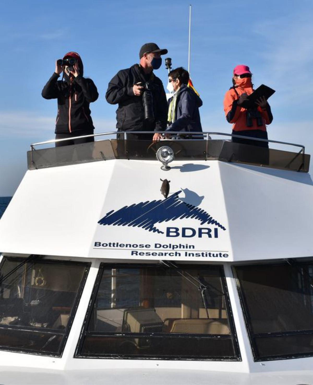 Bruno Díaz (c.), en el barco del BDRI. |  //  FDV