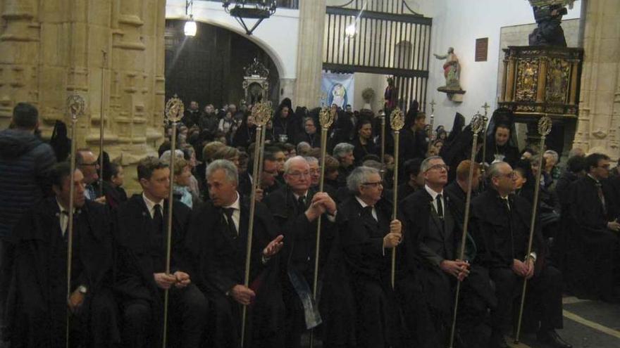 Representantes de las cofradías y asociadas esperan en el interior del templo. Foto