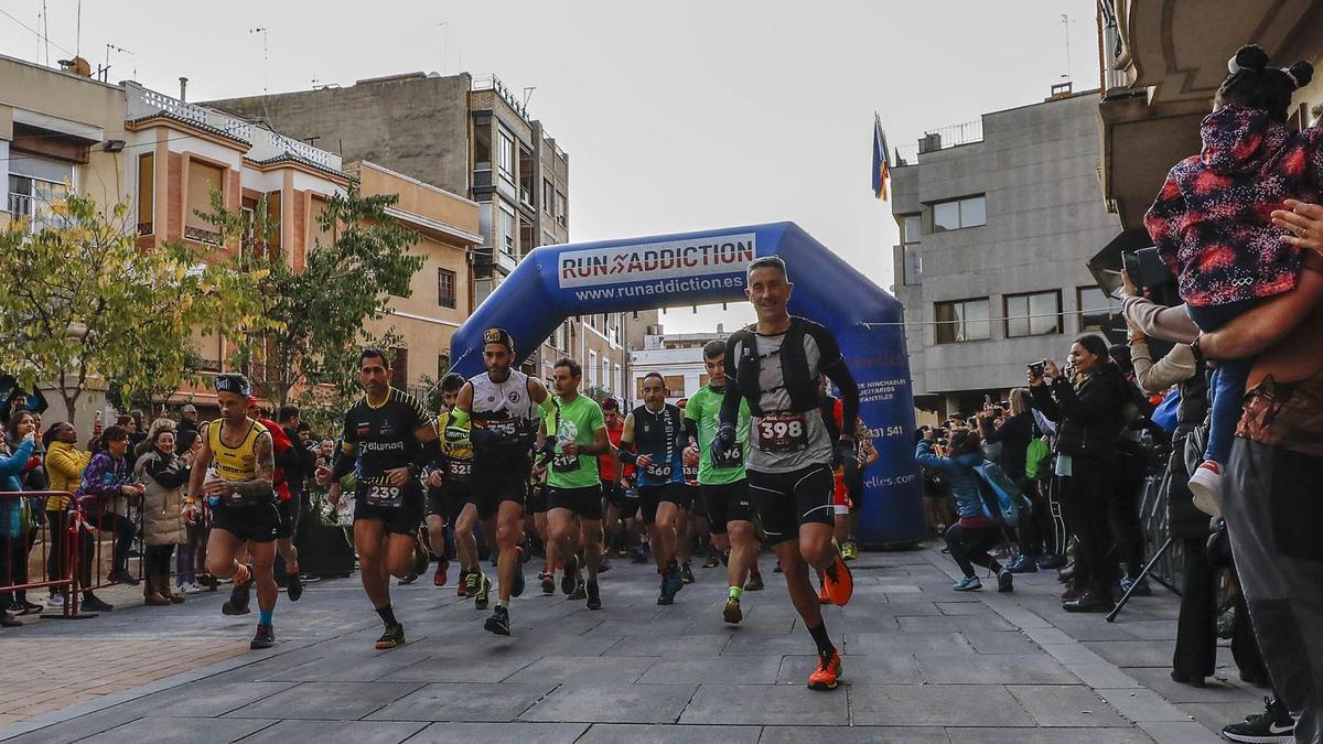 Instante de la espectacular salida conjunta del VIII Trail Pics y VII Marxa Pics, que tuvo lugar en la Plaça Major en la localidad de la Plana Baixa