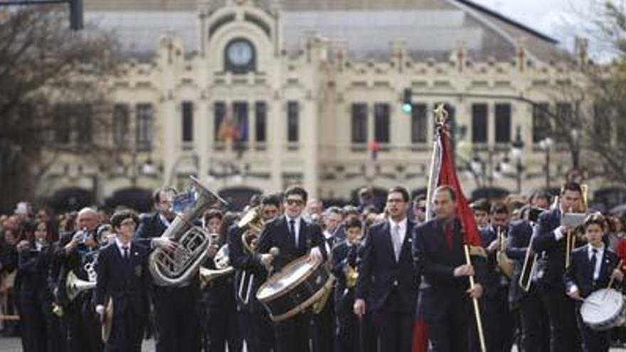 Bandas entrando en la plaza del Ayuntamiento de Valencia.