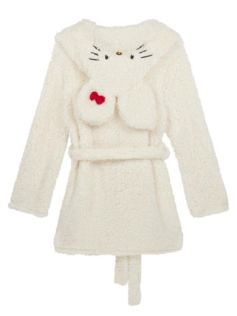 Detalle capucha albornoz de Asos x Hello Kitty