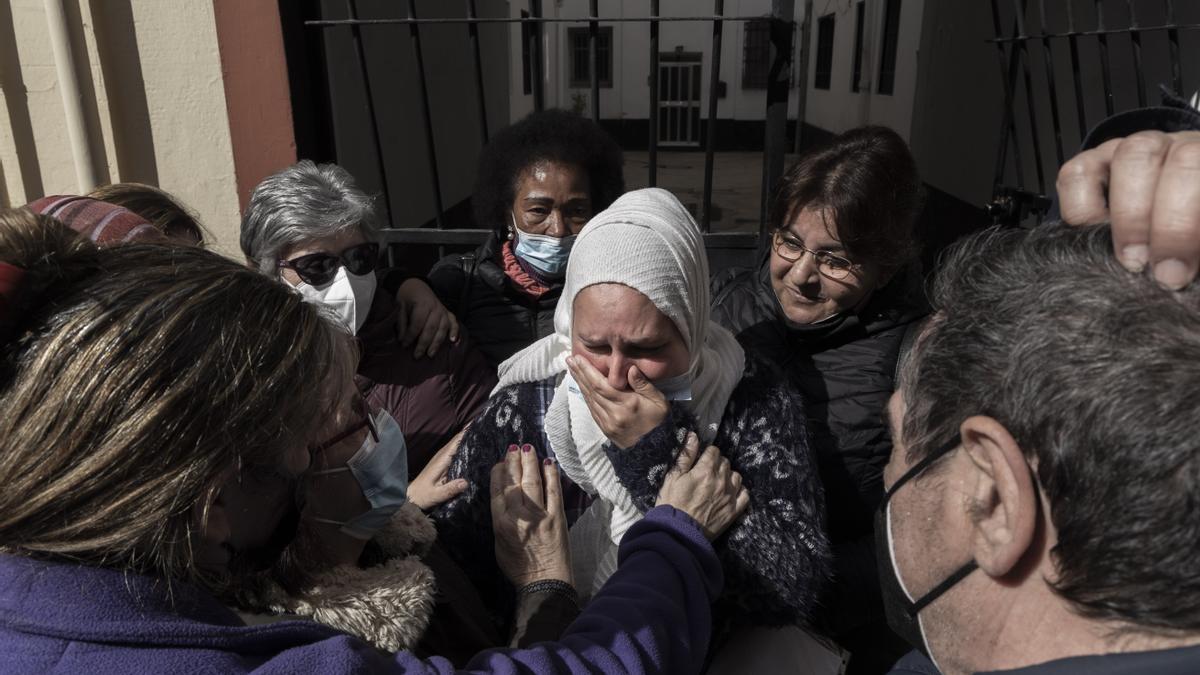 Una mujer llora después de que un grupo de vecinas lograra paralizar su desahucio en Mislata, en una fotografía de archivo.