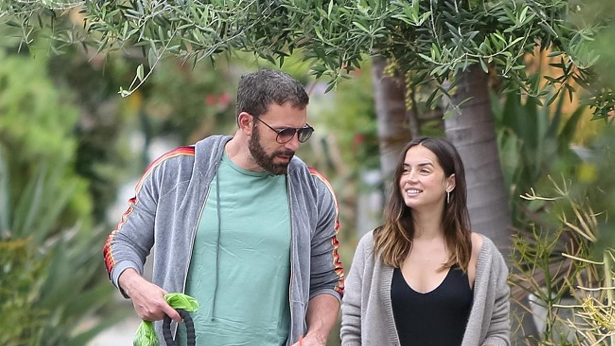 El look de paseo de Ana de Armas con vaqueros pitillo, junto a Ben Affleck