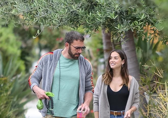 El look de paseo de Ana de Armas con vaqueros pitillo, junto a Ben Affleck