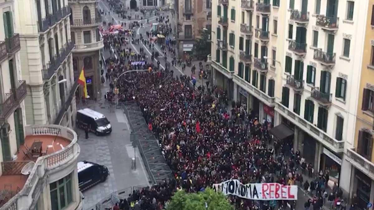 Manifestación del sector público catalán, a su paso por Via Laietana.