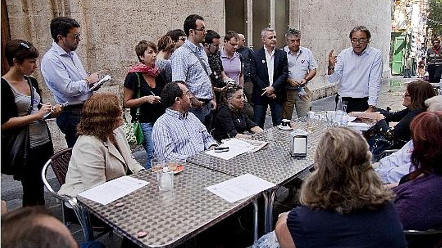 Manuel Mata, ayer, con miembros de su equipo junto a la Lonja.