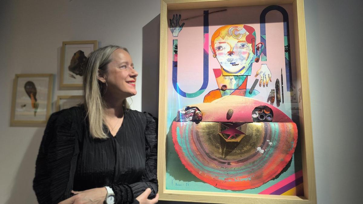 Katarzyna Rogowicz posa junto a una de sus obras.