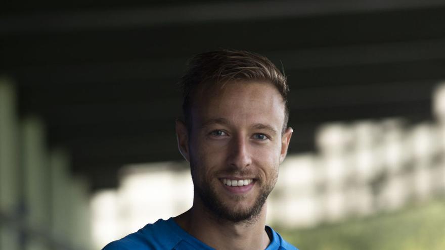 Víctor Narro, en la ciudad deportiva de Abegondo antes de marcharse cedido. |  // CASTELEIRO / ROLLER AGENCIA