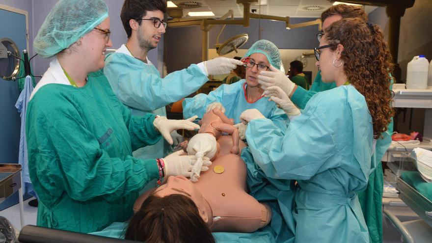 Simulación de un parto con robots en el Hospital Virtual de la Universidad Católica de València.