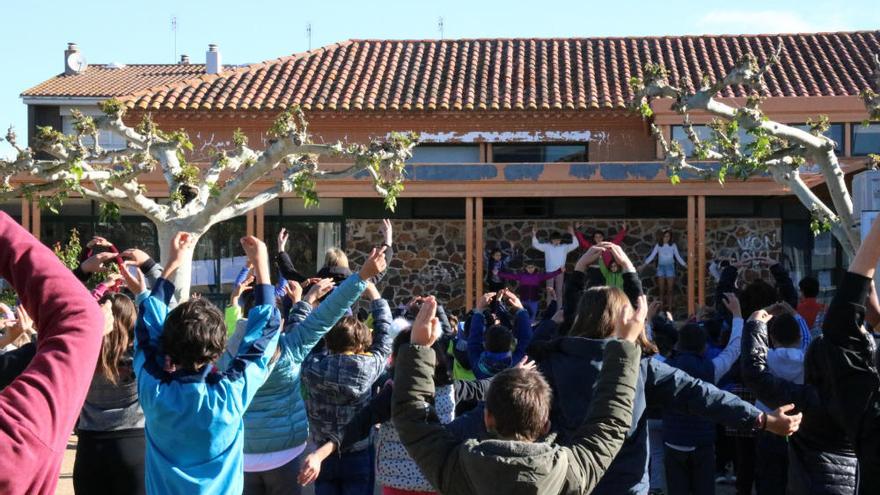 Mestres i alumnes d'una vintena d'escoles gironines fan estiraments amb música cada matí per millorar la concentració