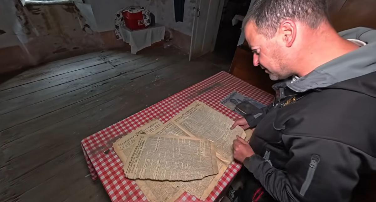 Álvaro, en el interior de la vivienda.