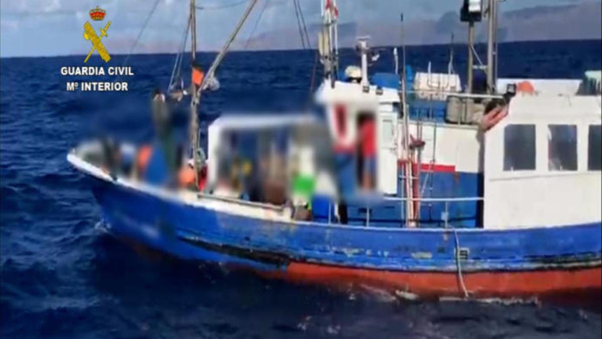 El barco pesquero denunciado en aguas de Lanzarote