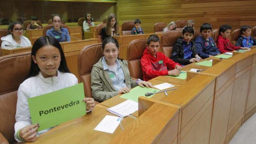 Alumnos del centro cruceño ayer, en el Parlamento de Galicia. // Xoán Álvarez