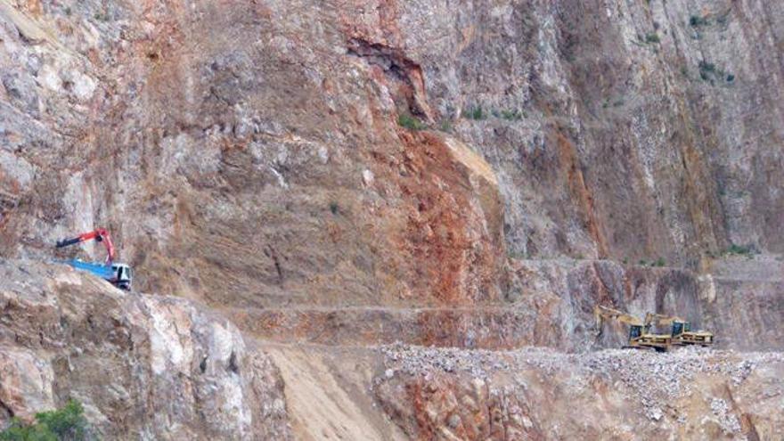 Actividad en el interior de la cantera de ses Planes.