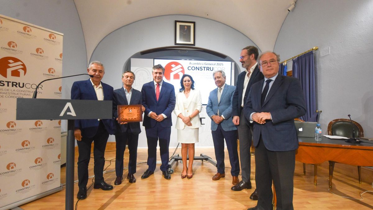 La asamblea de Construcor ha reconocido el trabajo de Francisco Carmona (en la imagen, con la placa)
