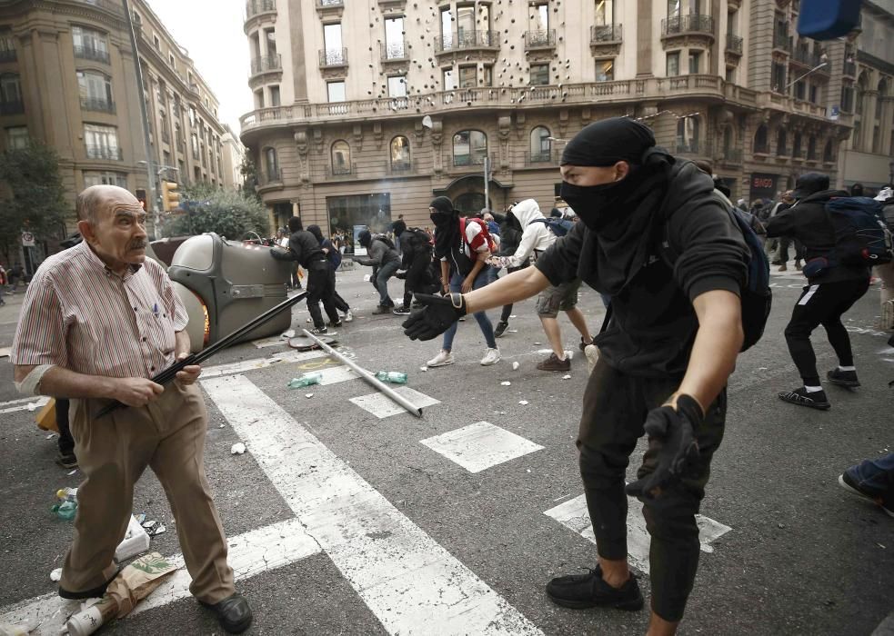 Forts aldarulls i enfrontaments entre manifestants i Policia Nacional a Via Laietana