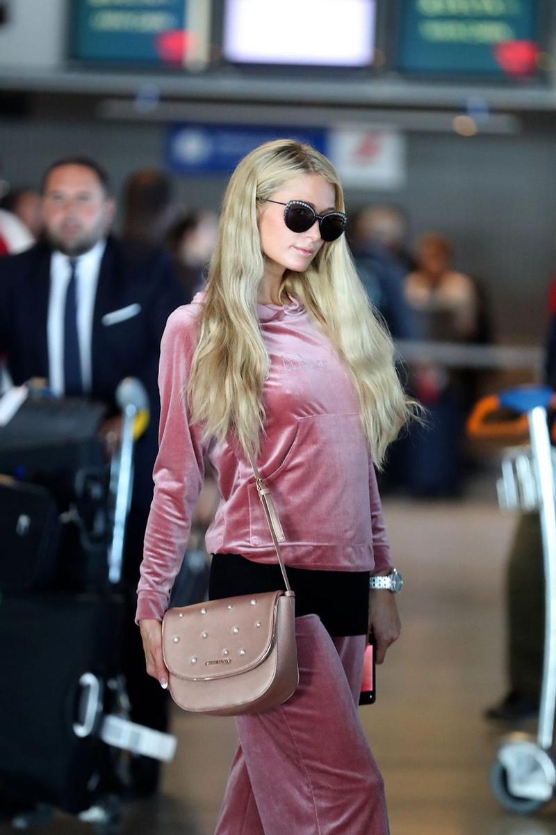 Paris Hilton viaja sencilla