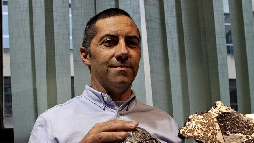 José Vicente Casado, ayer, en Oviedo, con algunos de sus meteoritos.