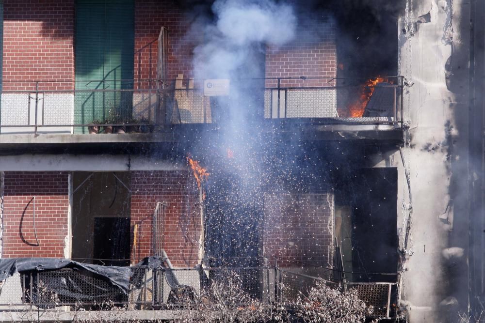 Incendi en un edifici del carrer del Carme de Girona.